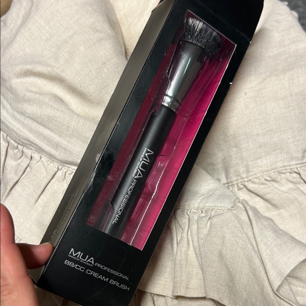 MUA makeup academy professional BB/CC CREAM BRUSH
